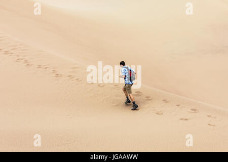 Mann Joggen & Great Sand Dunes National Park & vorbehalten zu erkunden; San Luis Valley; Colorado; USA; 44.246 Hektar & vorbehalten eine zusätzliche 41,68 Stockfoto