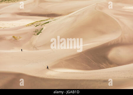 Besucher erkunden Great Sand Dunes National Park & vorbehalten; San Luis Valley; Colorado; USA; 44.246 Hektar & vorbehalten eine zusätzliche 41.686 Hektar Stockfoto