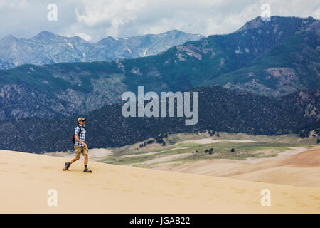 Besucher erkunden Great Sand Dunes National Park & vorbehalten; San Luis Valley; Colorado; USA; 44.246 Hektar & vorbehalten eine zusätzliche 41.686 Hektar Stockfoto