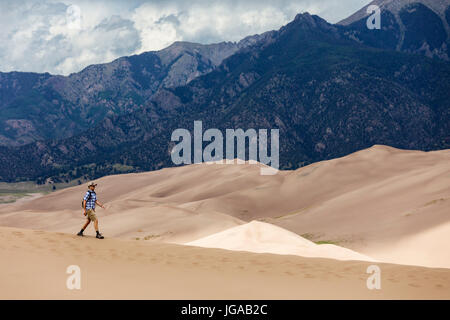 Besucher erkunden Great Sand Dunes National Park & vorbehalten; San Luis Valley; Colorado; USA; 44.246 Hektar & vorbehalten eine zusätzliche 41.686 Hektar Stockfoto