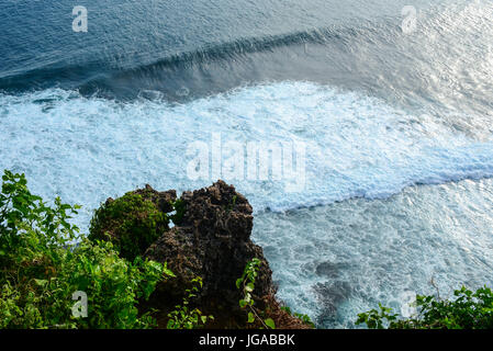 Cliff und riesige Wellen auf dem Meer entlang der Küste von Bali, Indonesien. Stockfoto