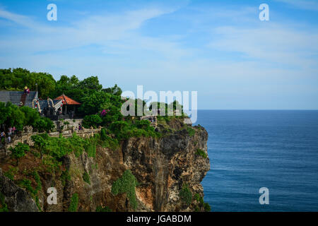 Bali, Indonesien - 22. April 2016. Blick auf Pura Uluwatu Tempel in Bali Island, Indonesien. Der Tempel (Pura im balinesischen) ist am Rande des 70 Mete gebaut. Stockfoto