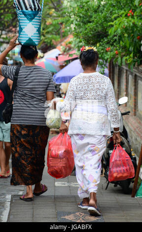 Bali, Indonesien - 21. April 2016. Balinesischen Frauen gehen im Zentralmarkt in Bali, Indonesien. Bali ist ein beliebtes Touristenziel, das eine s gesehen hat Stockfoto