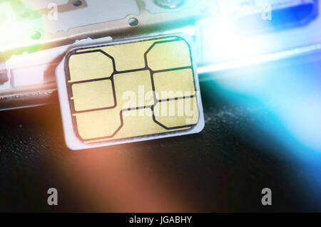 Nahaufnahme der micro SIM-Karte. Bild mit blue flare Stockfoto