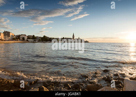 Blick auf die Altstadt von Porec bei Sonnenuntergang über die Bucht, Kroatien Stockfoto