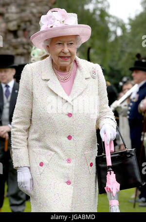 Königin Elizabeth II. besucht die jährliche Gartenparty bei dem Palace of Holyroodhouse in Edinburgh. Stockfoto