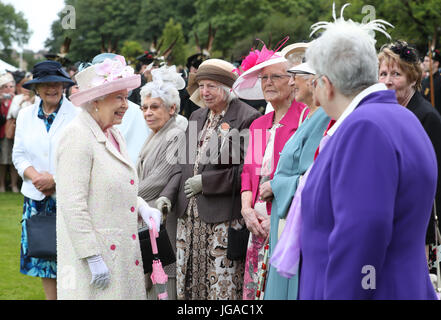 Königin Elizabeth II trifft Mitglieder des Vereins Glasgow Zaunkönige während der jährlichen Gartenfest auf dem Palace of Holyroodhouse in Edinburgh. Stockfoto