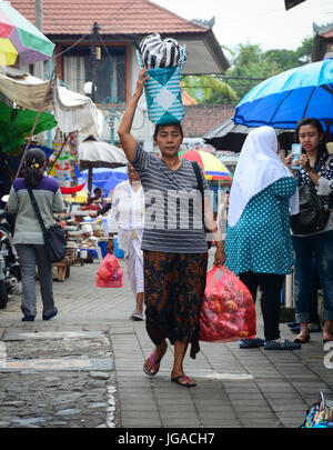 Bali, Indonesien - 21. April 2016. Balinesischen Frauen zu Fuß auf dem Großmarkt in Bali, Indonesien. Bali ist ein Paradies von üppigen Insel, berühmt für seine Kunst, cu Stockfoto