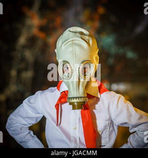 Jungen sowjetischen Pionier gekleidet in roten Krawatte und Gasmaske, studio Stockfoto