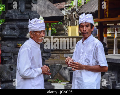 Bali, Indonesien - 21. April 2016. Priester an Elephant Cave Tempel in Bali, Indonesien. Goa Gajah (Elefantenhöhle) ist ein Hindu-Tempel in unmittelbarer Stockfoto