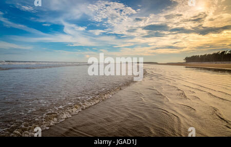 Moody Himmel mit cloudscapes über indische Meer Strand Stockfoto