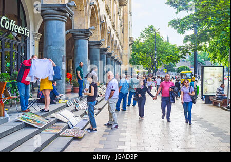 TBILISI, Georgien - 2. Juni 2016: Rustaveli Avenue ist eines der zentralen Stadtstraßen, immer voll und laut, am 2. Juni in Tiflis. Stockfoto