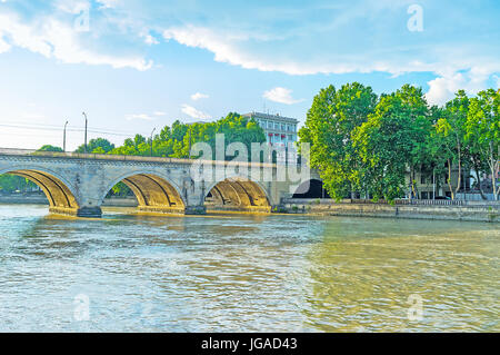 Der Blick auf den alten gewölbten Saarbrücken Brücke über Kura, Tiflis, Georgien. Stockfoto