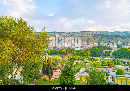 Die alte Stadt auf Sololaki Hügel hinter der grünen Rike Park, gelegen am Ufer des Flusses Kura, Tiflis, Georgien. Stockfoto