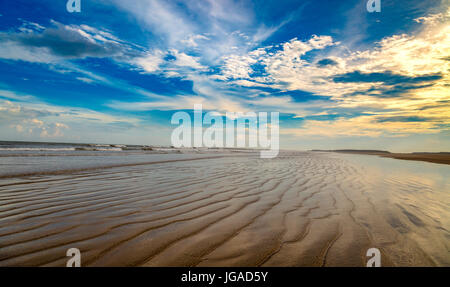 Moody Himmel mit cloudscapes über indische Meer Strand Stockfoto