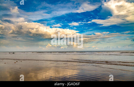 Moody Himmel mit cloudscapes über indische Meer Strand Stockfoto