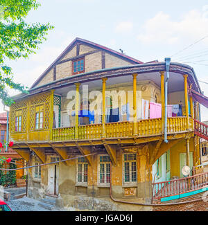 Die traditionellen Stadthaus im historischen Viertel Kldisubani mit offenen Holz Balkon, befindet sich in der hügeligen Straße, Tiflis, Georgien. Stockfoto