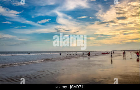 Moody Himmel mit cloudscapes über indische Meer Strand Stockfoto