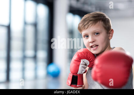 Porträt des jungen Boxer in roten Boxhandschuhe Stockfoto