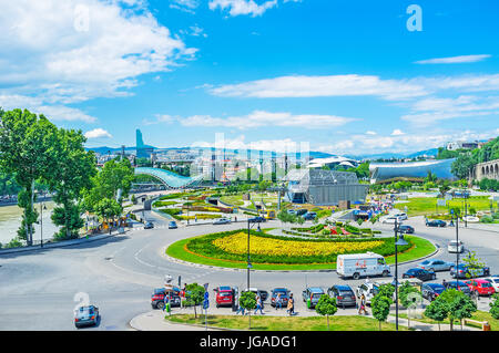 Tiflis, Georgien - 6. Juni 2016: Der Blick vom Metekhi Hügel auf der Platz Europas mit malerischen Blume Bett, Talstation Seilbahn, Grün der Rike P Stockfoto