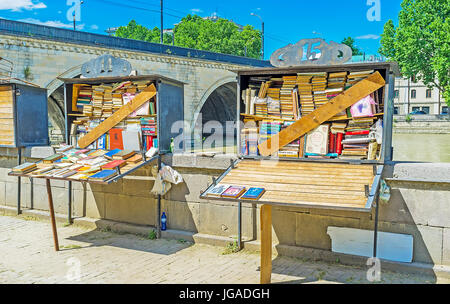 Tiflis, Georgien - 6. Juni 2016: Die alten Bücher in kleinen Ständen am Ufer des Flusses Kura neben der trockenen Brücke am 6. Juni in Tiflis. Stockfoto