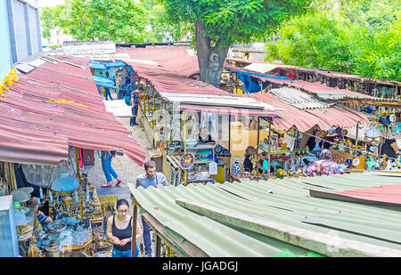 Tiflis, Georgien - 6. Juni 2016: Die Stände der Flohmarkt neben der trockenen Brücke mit unterschiedlichsten Vintage Porzellangeschirr, Innenraum Dekore Stockfoto