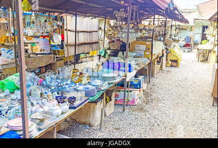 TBILISI, Georgien - 6. Juni 2016: Der beste Ort für ungewöhnliche Vintage Souvenirs in Stadt zu wählen ist der Flohmarkt neben der trockenen Brücke am 6. Juni in Tb Stockfoto