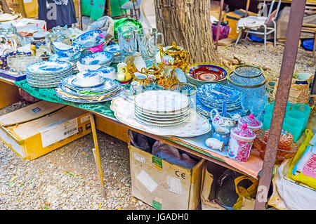 TBILISI, Georgien - 6. Juni 2016: The Flea Market neben der trockenen Brücke ist berühmt für die interessante Ware der Sowjetzeit und viele antike Stücke, o Stockfoto