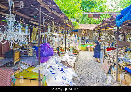 Tiflis, Georgien - 6. Juni 2016: Die Vintage Kronleuchter, Gemälde und andere Interieur-Details im Flohmarkt neben der trockenen Brücke, am 6. Juni in Tbi Stockfoto