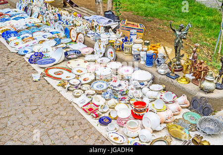 Tiflis, Georgien - 6. Juni 2016: Die antike Porzellan-Geschirr, Vasen, Statuetten und andere Stücke auf dem Flohmarkt am 6. Juni in Tiflis, Georgien. Stockfoto