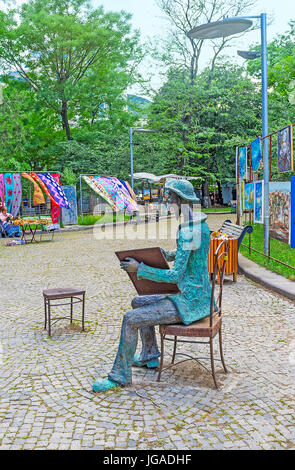 Tiflis, Georgien - 6. Juni 2016: Die Bronzestatue des georgischen Malers Niko Pirosmani im Dedaena Park, unter den Bildern des modernen Georgi Stockfoto