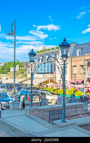 Tiflis, Georgien - Juni 5, 2016: zwei straßenlaternen und der Vorstand wird unter ihnen zu der Abstieg zum u-Markt - meidan Basar, unter vak entfernt Stockfoto