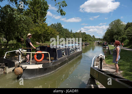 Urlaub Vermietung Canalboat eine Sperre auf dem Kennet & Avon Kanal in der Nähe von Devizes in Wiltshire England UK verlassen. Stockfoto