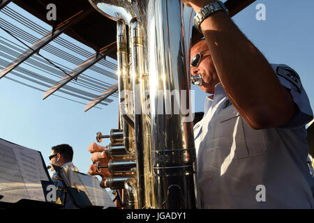 Master Sgt. Matt Wittman, Band von der Southwest-Instrumentalist spielt die Tuba während eines Outdoor-Performance im Posse Boden Park 29.Juni in Sedona, AZ. Die Band spielte an zehn Orten während der 14-tägigen Sommertour durch Arizona und New Mexico. (Foto: Staff Sgt. Kristina Overton Texas Air National Guard) Stockfoto