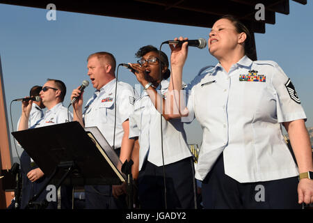 Durchführen Sie Senior Airman Willen Thorton, Tech Sgt. Jorge Cruz und Master Sgt. Erika Stevens Shonda Mashburn, Band der Südwesten Sängerinnen und ein Medley aus Songs von berühmten Komponisten William Grant Still während einer Show Juni 29 in Sedona, NM. Die Leistung vorgestellten Musik aus anderen amerikanischen Komponisten, Hollywood-Legenden und bekannte Blockbuster. (Foto: Staff Sgt. Kristina Overton Texas Air National Guard) Stockfoto