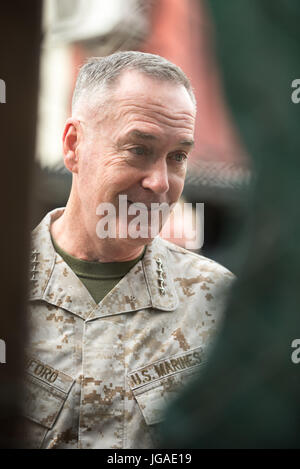 US Marine Corps General Joseph F. Dunford, Jr., Vorsitzender der Joint Chiefs Of Staff, spricht mit US Army General John W. Nicholson, Kommandeur der NATO Resolute Support Mission und US-Streitkräfte – Afghanistan und afghanischen Berater in Kabul, Afghanistan, 26. Juni 2017. Gen Dunford reiste durch das Land treffen mit USA, die Koalition und die afghanische Führer. (DoD Photo by US Armee Sgt. James K. McCann) Stockfoto