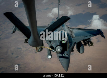 Eine französische Luftwaffe Rafale erhält Kraftstoff von einem US-KC-135 Stratotanker zur Unterstützung Betrieb innewohnende zu beheben, 1. Juli 2017. Die Rafale ist ein zweimotoriges Kämpfer sollen führen die Lufthoheit, Verbot, Luftaufklärung, Bodenunterstützung, eingehende Streik und Anti-Schiff Streik Missionen. (Foto: U.S. Air Force Staff Sgt Michael Battles) Stockfoto