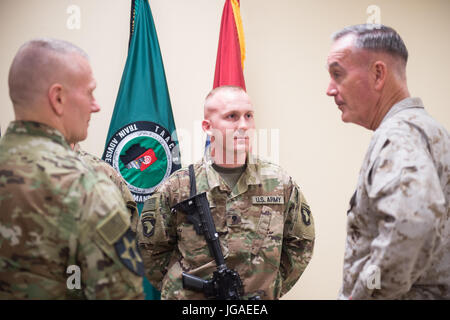US-Militärführer besuchen am 28. Juni 2017 Train, Advisor, Assist Command – South auf dem Kandahar Airfield, Afghanistan, um sich mit US-Mitarbeitern, Koalition und afghanischem Personal zu treffen und über operative Koordination und Ausbildungsmaßnahmen zu diskutieren. Stockfoto