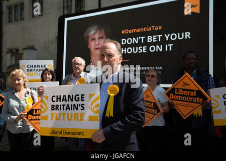 Liberaler Demokrat Simon Hughes, Bewerber- und ehemaligen Southwark & alte Bermondsey MP zeigt Poster von Theresa May, begleitet von den Worten: 'Wetten Sie nicht Ihr Haus auf Ihre', Westminster, London, UK Featuring: Simon Hughes wo: London, England, Vereinigtes Königreich bei: Kredit-3. Juni 2017: Wheatley/WENN Stockfoto