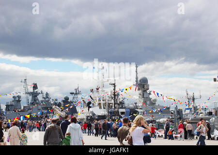 IMDS-2017. Internationale Maritime Defense Show. Kriegsschiffe zu überprüfen in St.Petersburg, Russland, 2. Juli 2017 Stockfoto