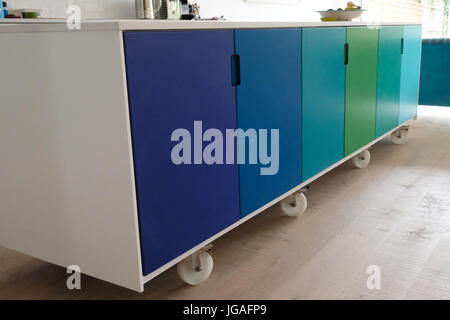 Bewegliche Küche Insel auf Rollen, Retro Design in ombre Farben mit