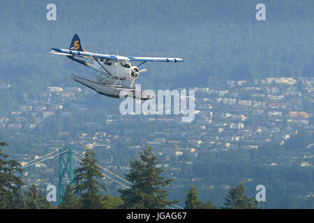 Ein iconic Harbour Air Wasserflugzeuge de Havilland DHC-2 Beaver in der salzquelle, Lackierung, ihren Ansatz in den Hafen von Vancouver wasser Flughafen. Stockfoto