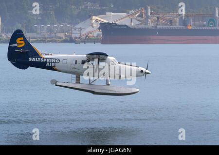 Turbo Otter Floatplane Landing In Vancouver Harbor, British Columbia, Kanada. Stockfoto