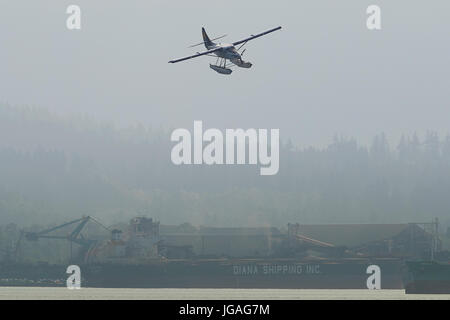 Turbo Otter floatplane Landung in den Hafen von Vancouver, British Columbia, Kanada. Stockfoto