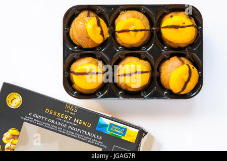 M & S 6 Box-Set auf pikanter orange Profiteroles entfernt weißer Hintergrund Stockfoto