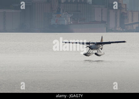 Turbo Otter floatplane Landung in den Hafen von Vancouver, British Columbia, Kanada. Stockfoto