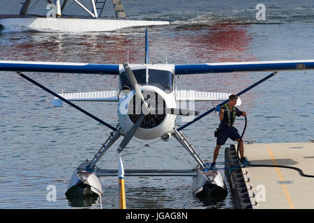 Vintage de Havilland Kanada Beaver Wasserflugzeug wird betankt im The Vancouver Harbour Flight Centre, Britisch-Kolumbien, Kanada. Stockfoto