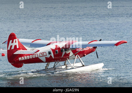 Kanada 150 Lackierung Harbour Air Wasserflugzeuge de Havilland DHC-3-T Turbo Otter Wasserflugzeug Taxis über das Wasser In Vancouver Harbour, BC, Kanada. Stockfoto