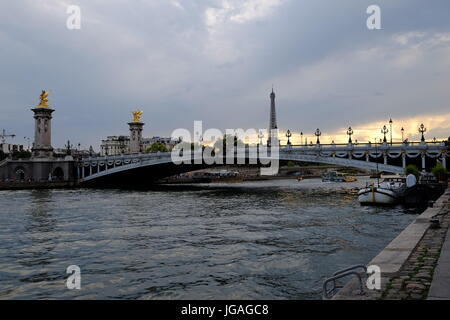 Der Pont Alexandre III in Paris mit dem Eiffelturm im Hintergrund Stockfoto