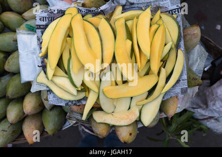 Von oben nach unten Blick auf die Scheiben der totapuri Mango in Hyderabad, Indien. Stockfoto